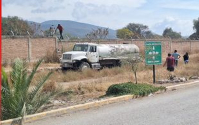 Reportan incendio cerca de instalaciones de PEMEX en Santiago Miahuatlán, Puebla