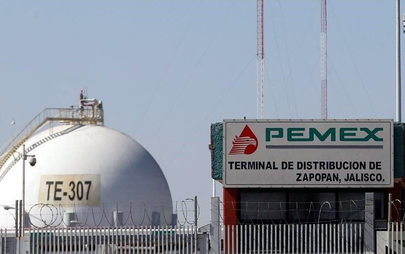 Retiene crudo Pemex, pero no logra procesarlo como quiere