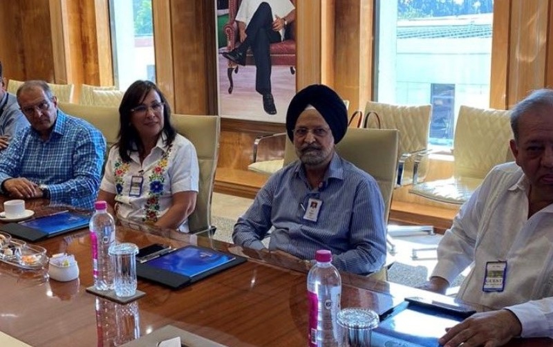 Rocío Nahle visita refinería Jamngar, en la India