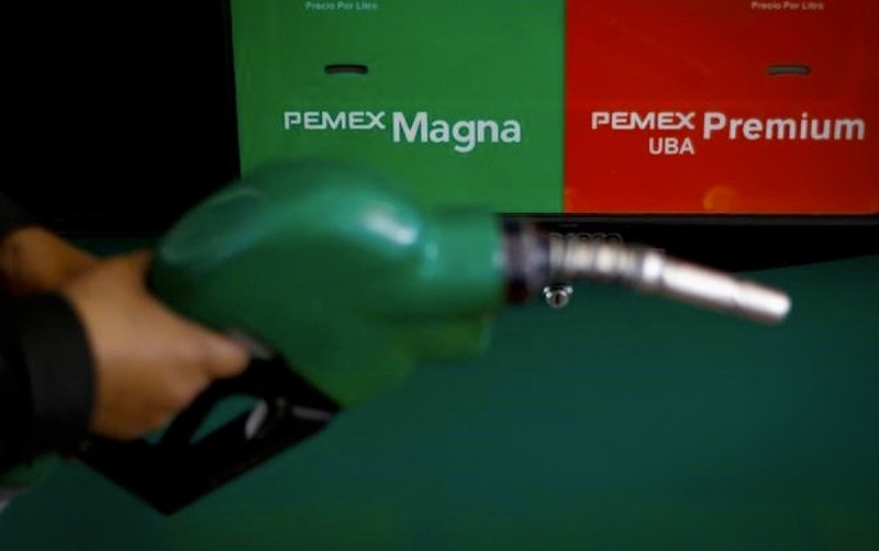 Si bajan los precios del petróleo, ¿por qué la gasolina sigue tan cara?