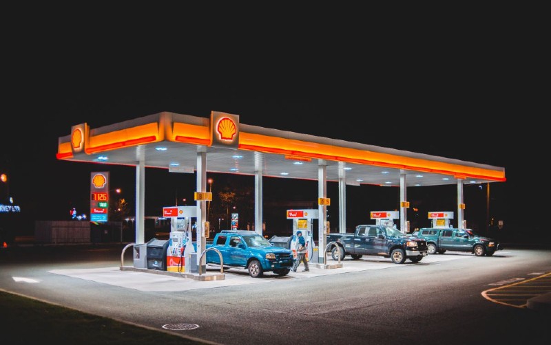 Sigue bajando: el precio promedio de la gasolina cae a $4.68 por galón en EEUU
