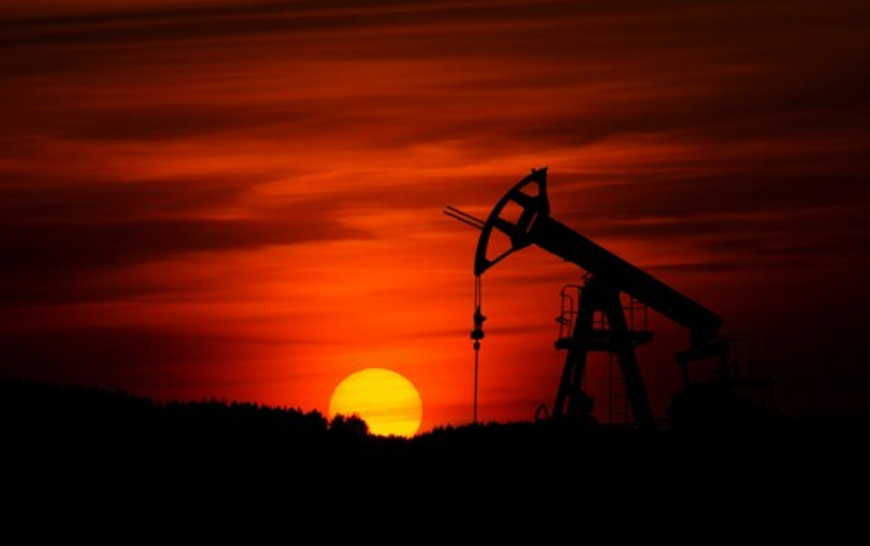Suben los precios del petróleo y de la gasolina debido al conflicto entre Israel e Irán