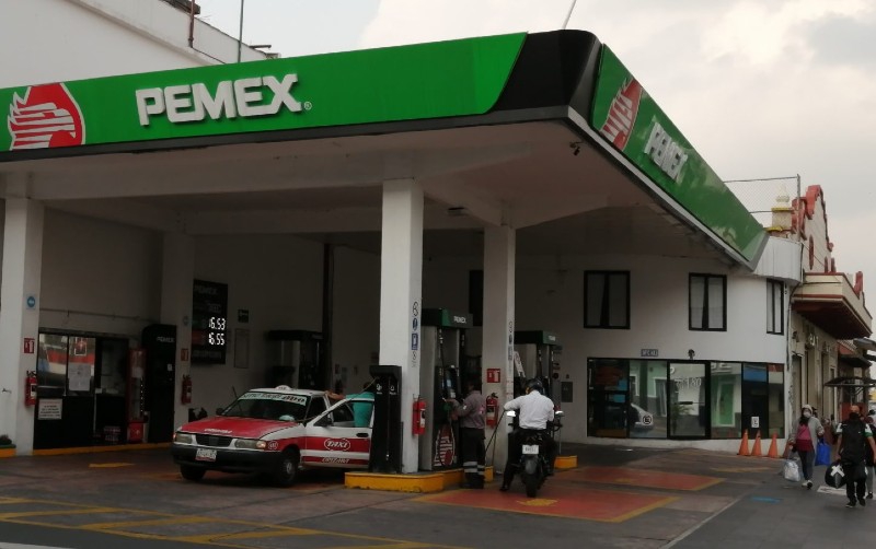 Suben precios de la gasolina y pasajes aéreos