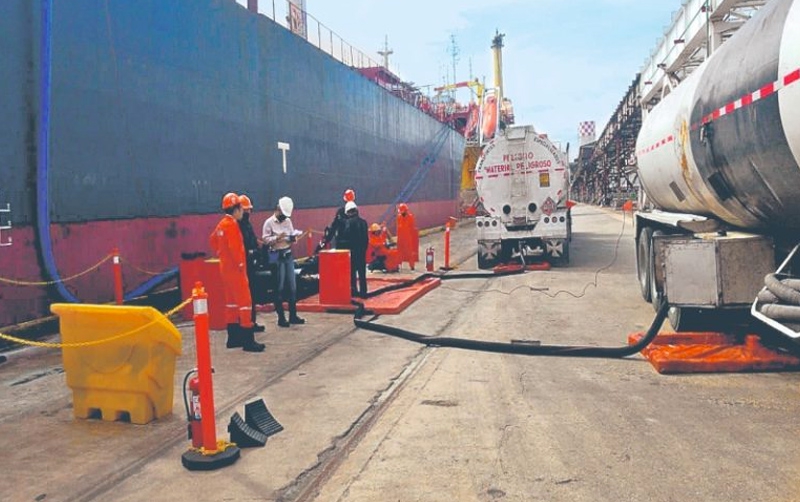 Utilizan buque y megabodega para robar a Pemex