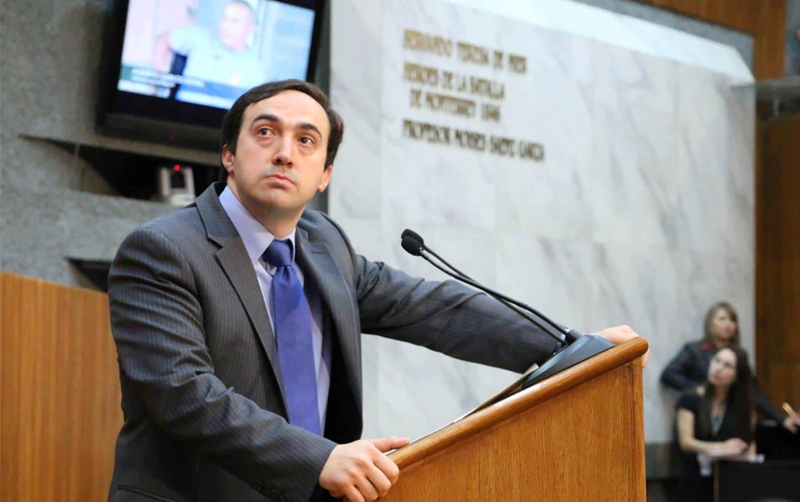 Va Hernán Salinas por homologar calidad de las gasolinas