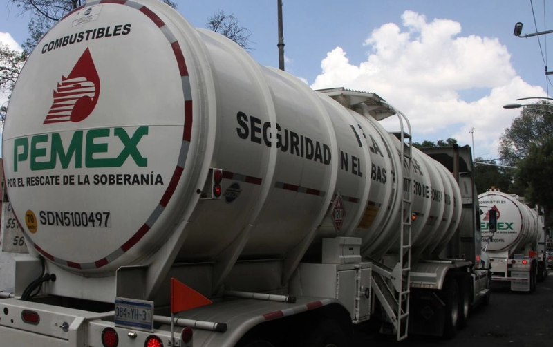 Vuelca pipa de Pemex en Periférico Sur; provoca derrame de 20 mil litros de gasolina
