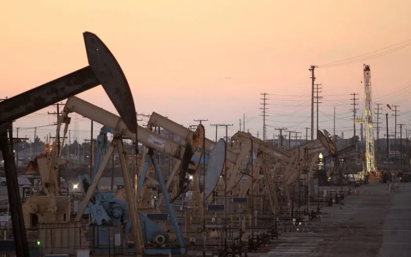 Petróleo sube por sanciones a Irán y caída de reservas de crudo en EU