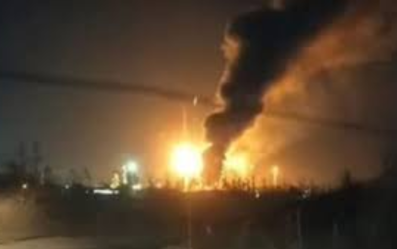 Reportan incendio en refinería de Pemex en Salamanca